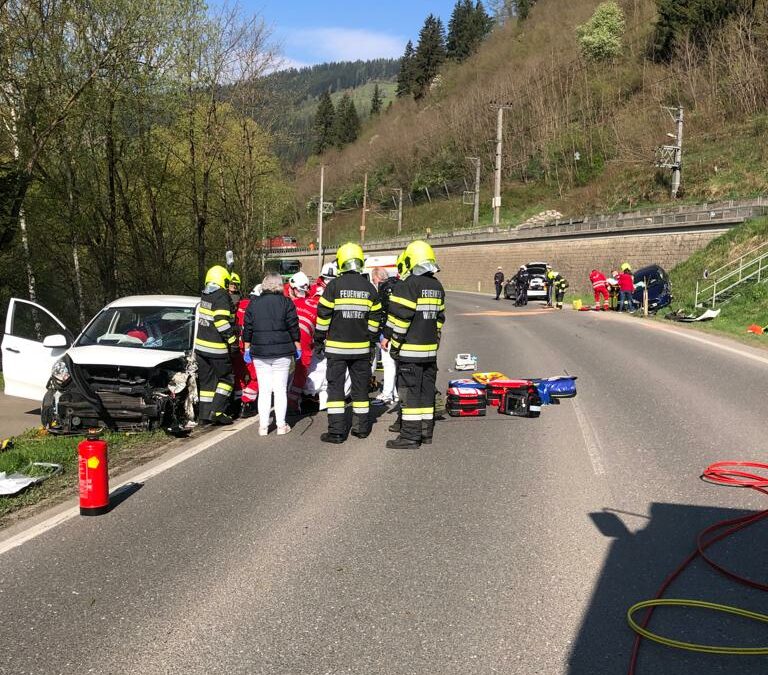 T10 Verkehrsunfall mit eingeklemmter Person auf der L118