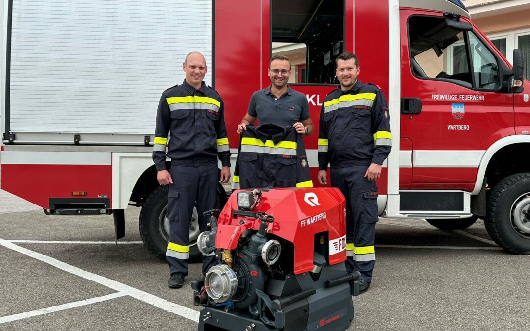 Übergabe der neuen Einsatzbekleidung und Tragkraftspritze