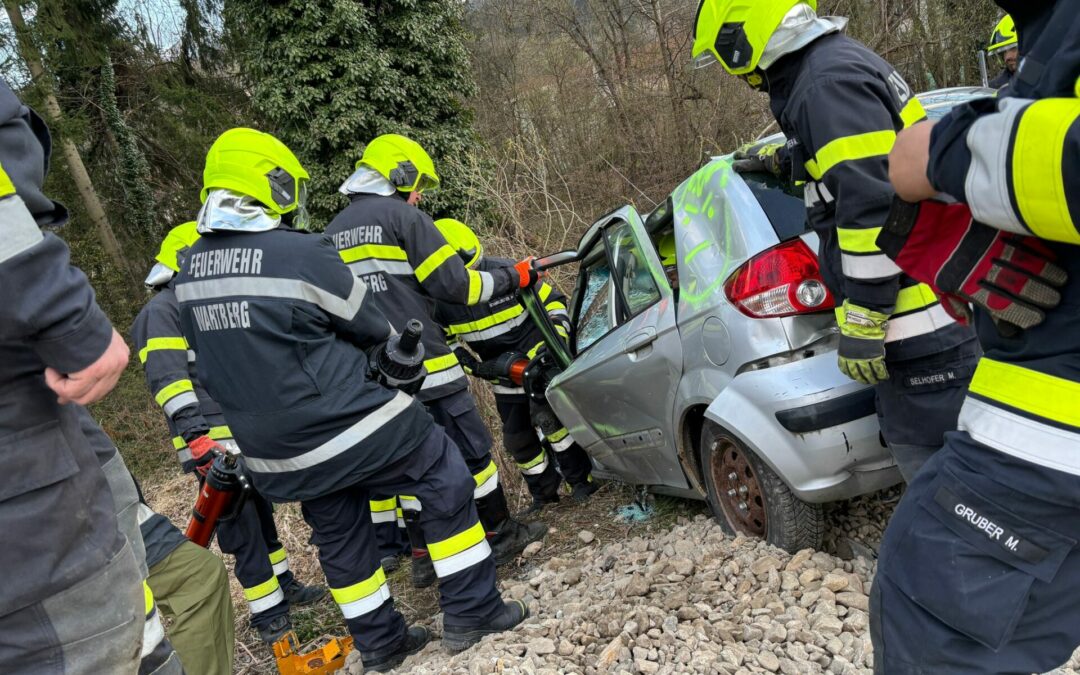 Übung Verkehrsunfall mit eingeklemmter Person