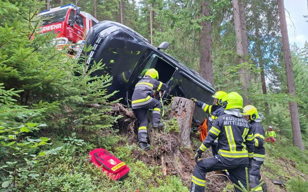 Verkehrsunfall mit eingeklemmter Person am Aichberg